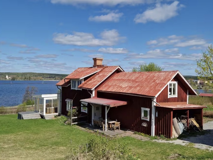 Villa Longpier – huvudhuset med utsikt över Siljan