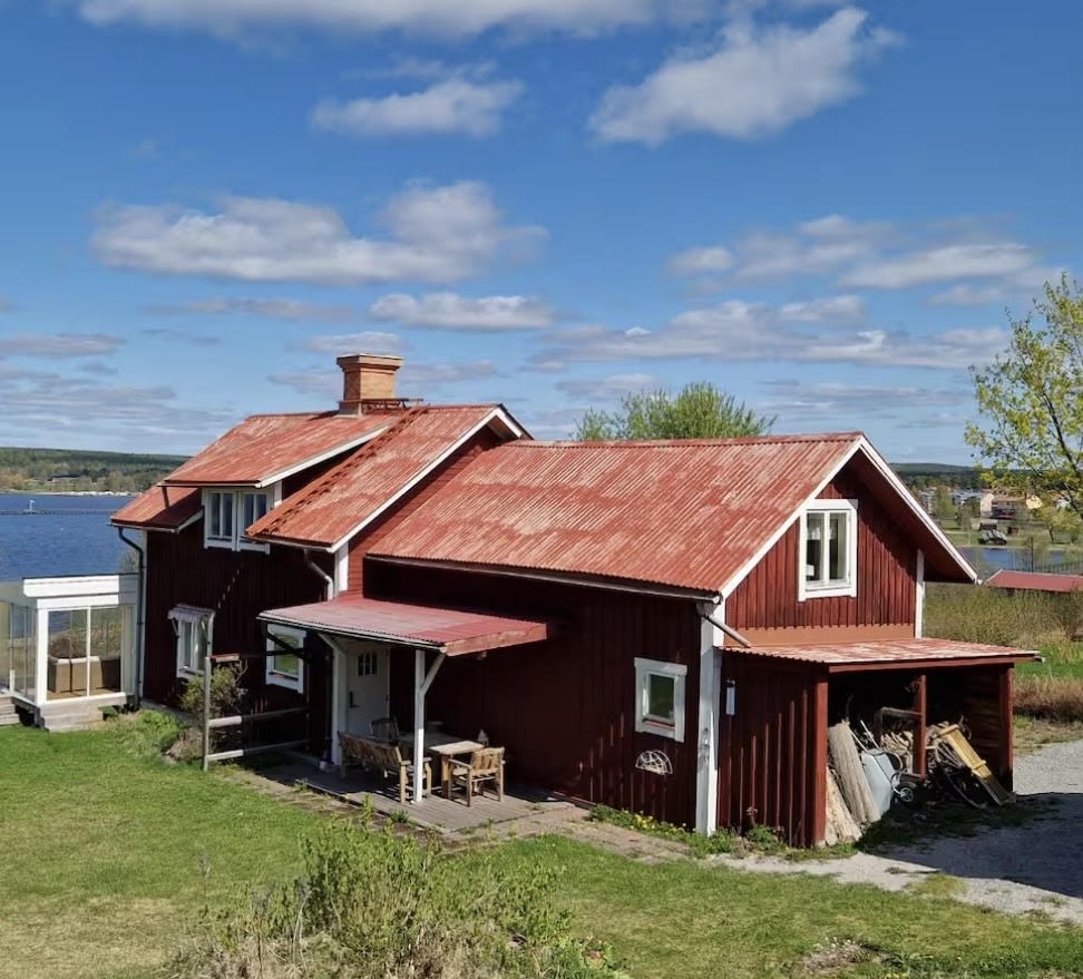 Villa Longpier – huvudhuset med inglasad altan vid Siljan