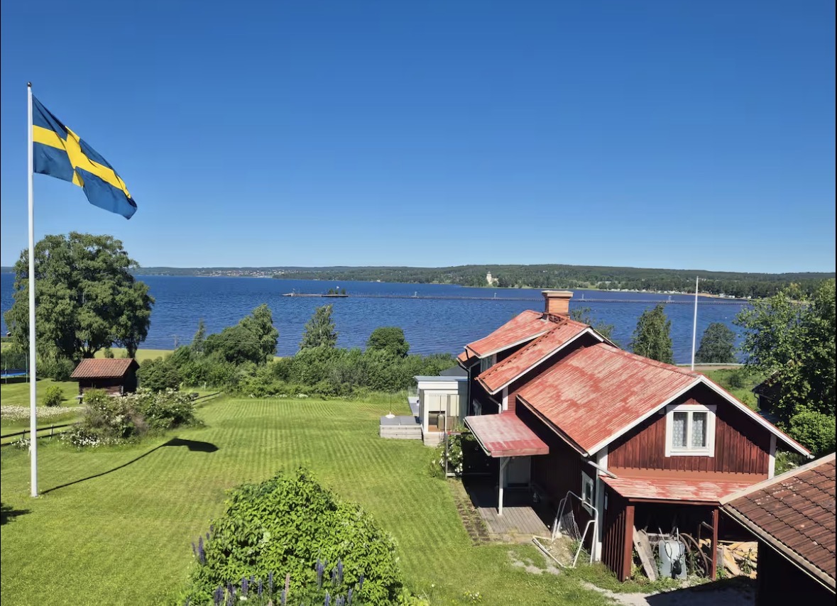 Villa Longpier med svenska flaggan och utsikt över Siljan