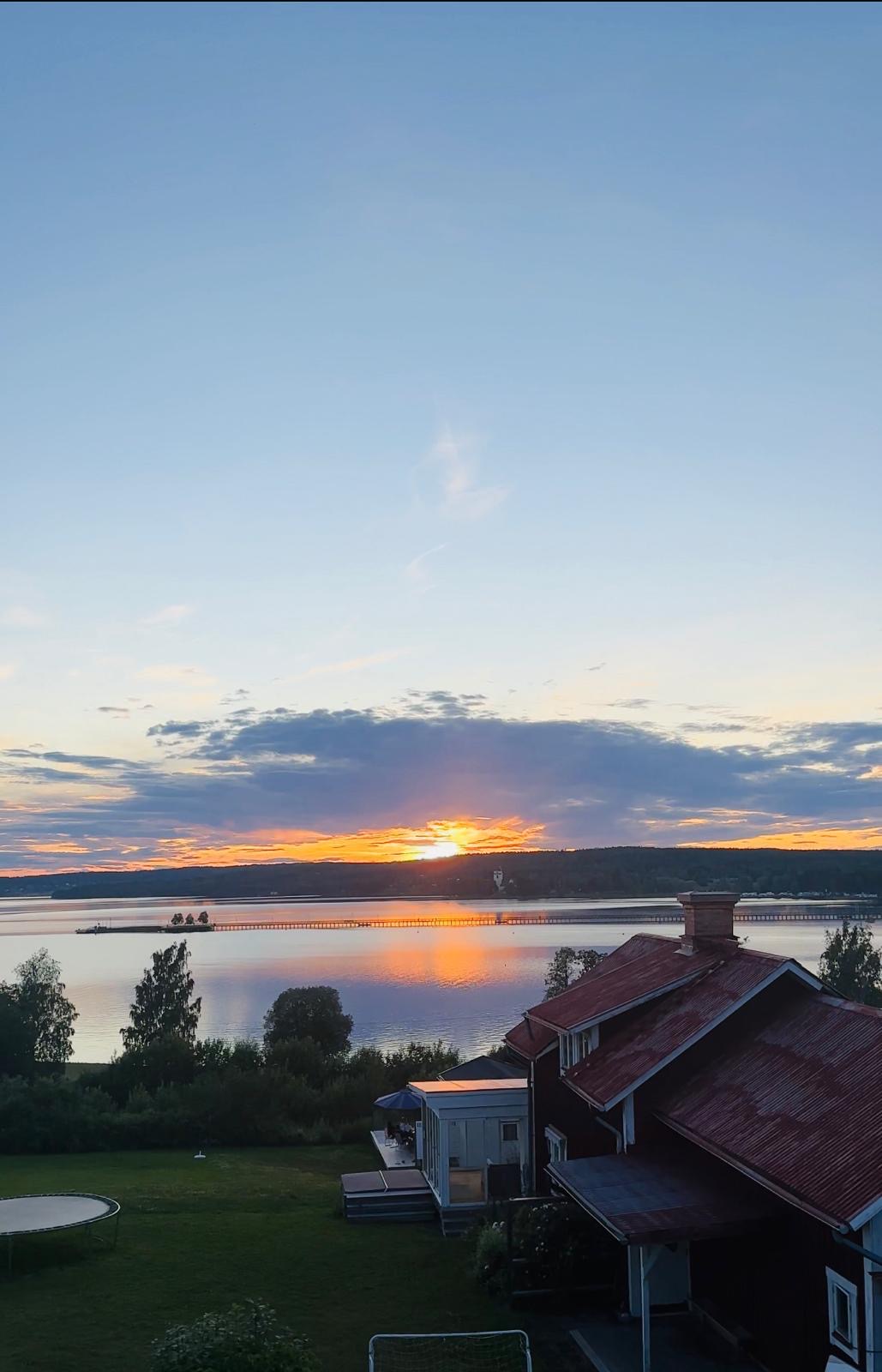 Sommarkväll vid Siljan med spegelblankt vatten